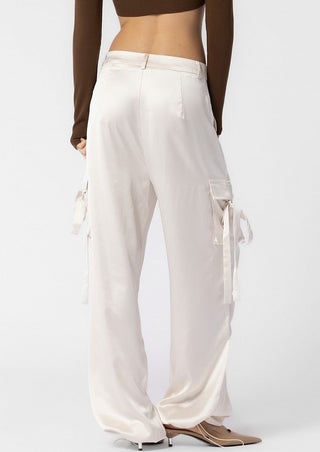 Satin cargo pants, cargo pant, cargo pants, satin pant, satin pants, champagne pant, everyday fashion, everyday outfit, outfit of the day, streetwear fashion