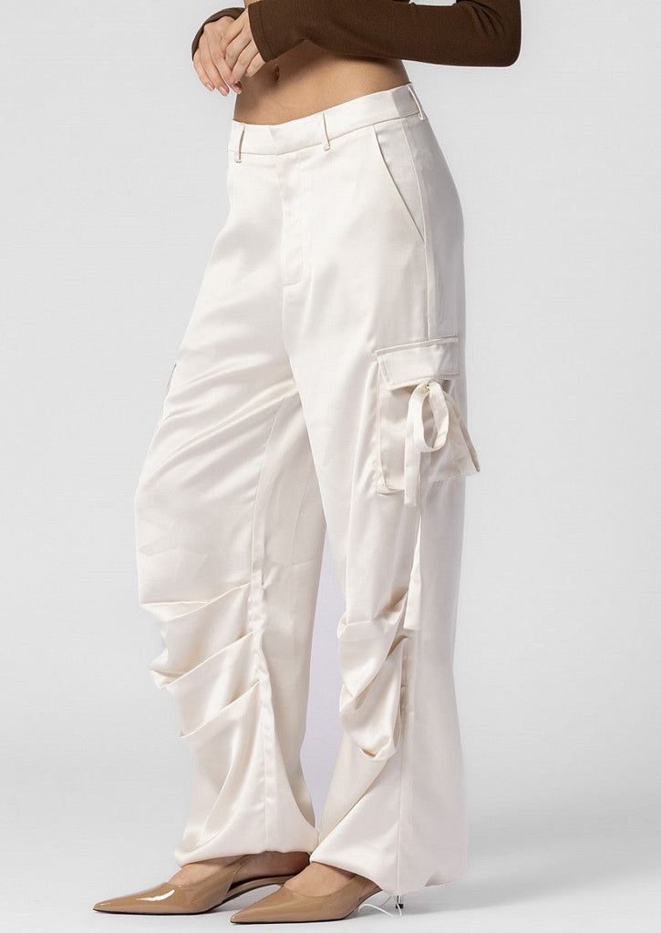 Satin cargo pants, cargo pant, cargo pants, satin pant, satin pants, champagne pant, everyday fashion, everyday outfit, outfit of the day, streetwear fashion