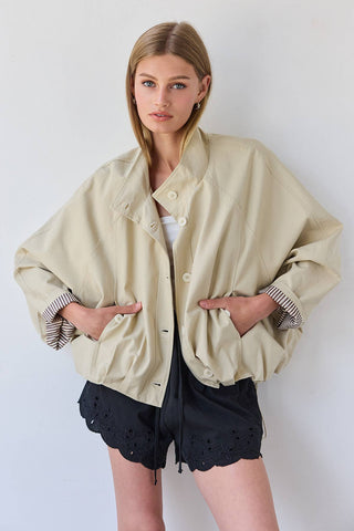 #utilityjacket #oversizedjacket #lightweightjacket #springjacket #everydayouterwear #contemporaryfashion #boutiquefashion #casuallayering #minimalstyle #modernclassic #rollupsleeve #stripelining #drawstringhem #relaxedfit #youngcontemporary