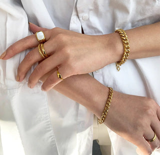 Thea Gold Pearl Singet Ring